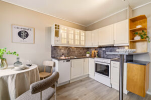 Klassisk kjøkkeninnredning  med glasskap og profilerte skapfronter.