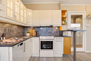 Det er etablert en smart spiseløsning med plass til barkrakker eller ytterligere benkeplass til kokkelering.