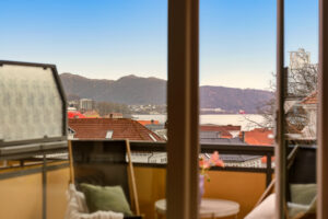 Altanen er vendt mot vest og har et areal på hele 8 m².