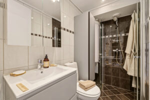 Helfliset og pent baderom med gulvvarme, som ble pusset opp i 2006.