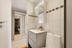 Baderomsinnredning, dusjvegger og vegghengt varmtvannsbereder ble skiftet i 2021.