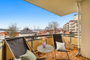 Det er god plass til utemøblement på altanen. Å ha en så vidt stor uteplass i dette området anses som et privilegium.