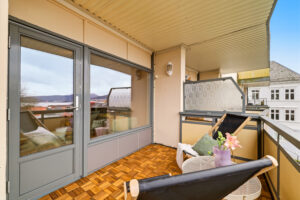 Altanen fungerer som en forlengelse av stuepartiet på varme soldager. 