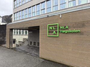NLA Høgskolen ligger et stenkast unna. Det er også sykkelavstand til Norges Handelshøyskole NHH.