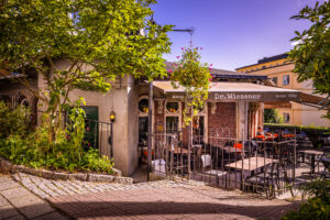 Sagnomsuste Dr. Wiesener er en meget koselig og folkelig bydelspub i Sandviken, som serverer god mat og drikke.