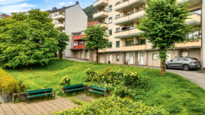 Borettslaget har 4 garasjeplasser og 1 utvendig biloppstillingsplass med elbillader, som tildeles etter søknad til styret og fordeles i henhold til ansiennitet. 