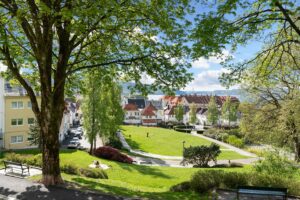Det er nærhet til idylliske Meyermarken, med gresslette, fontene, vannskulptur, lekeplass, trappeamfi og tilstøtende ballbinge.