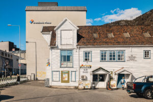 Ved Sandvikstorget er det bysykler og gode bussforbindelser i begge retninger. Her finner man også Joker dagligvare.
