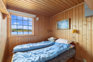 Hovedsoverom med plass til seng og oppbevaring.
