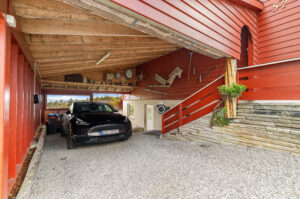 Romslig carport (Pyntegjenstander på vegg følger ikke med) 