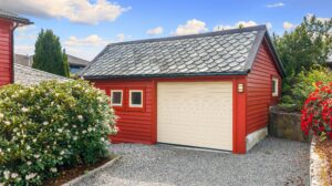 Garasje og biloppstillingsplass i forkant