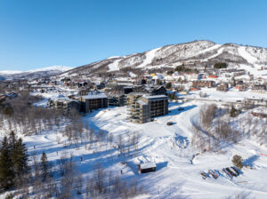 Beliggenheten gjør også ankomsten enkel og praktisk. Enten man ankommer med tog fra Oslo eller Bergen, ligger Geilo stasjon innen kort gåavstand fra leiligheten. 