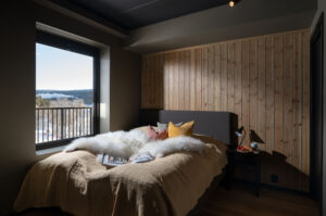 Lunt og fint soverom med gipsplater i kombinasjon med trepanel. 