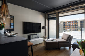 Leiligheten har en gunstig beliggenhet i 2. etasje og fremstår med god planløsning og flere påkostede oppgraderinger som gir en komfortabel og praktisk fritidsbolig i fjellet.