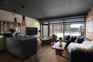 Fra stuen er det ut til en solvendt, flislagt balkong som er perfekt for påskeværet. 