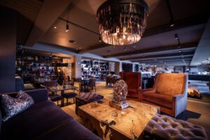 Her finner man blant annet loungeområde, restauranter og bar.