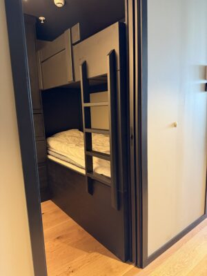 I tillegg til soverommet er det etablert en koselig alkove med køye oppe og nede.