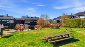 Frodig og skjermet fellesareal i borettslaget. Fin plass å samles med naboer