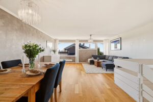Romslig stue på ca. 36 m² med gode møbleringsmuligheter og lyse overflater.