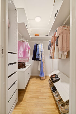 Flott "walk in" garderobe med smarte løsninger. 