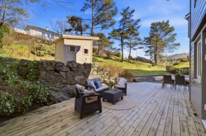 Romslig nordvendt terrasse på over 50 kvm med god plass til flere møbelgrupper.