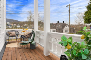 EGEN ALTAN PÅ SØRSIDEN AV HUSET MED OVERBYGG OG FIN UTSIKT | HER ER DET LAGT NYTT TERRASSEDEKKE