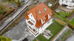 Dette er en arkitektonisk nydelig bolig med pent opparbeidet tomt
