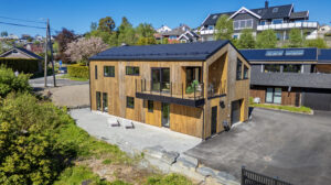 Huset har integrert garasje på 21,4 m² | Her kan du gå tørrskodd fra isolert garasje til huset | Ved siden av garasjen er det dør til bod på 5,0 m² 