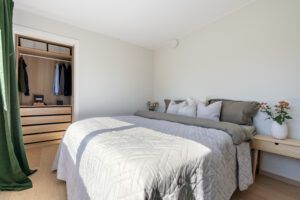 Soverommet er på 10.4 m² og har skyvedør til walt-in-closet på 4.1 m² 