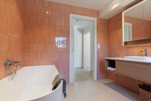 Badet som er i 2. etasje har et areal på 7.9 m² 