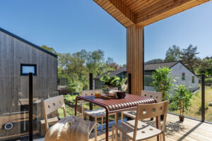 Meget fin terrasse med høyt og luftig overbygg 