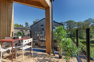 Her er god plass til spisebord, grill og beplantning 