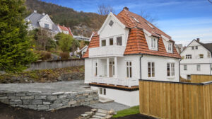 HUSET HAR EN NYDELIG ARKITEKTONISK UTFORMING MED HERSKAPELIG PREG