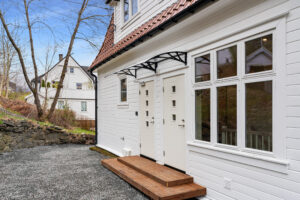 PRIVAT OG SKJERMET INNGANGSPARTI PÅ BAKSIDEN AV HUSET | FASADEN ER NYMALT I 2026 | NY HOVEDDØR I 2025