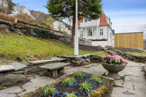 Her er det tilrettelagt for fin sommerdager i den vakre hagen