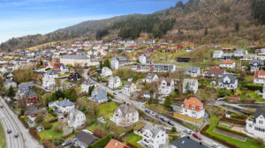 Svært attraktiv beliggenhet med få min. å kjøre til Bergen sentrum og med praktfullt turterreng i umiddelbar nærhet 