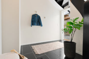 Velkommen inn | Privat og skjermet inngangsparti på baksiden av huset