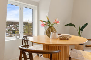 Her er det god plass til spisebord ved arken som gjør den fine utsikten lett tilgjengelig også fra spisebordet