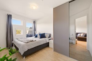 Romslig soverom med garderobe
