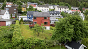 Huset har en sentral og god beliggenhet i Grønnestølen på Minde. Selveiende tomt på 795 m², med parkering på egen grunn.