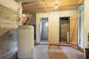 Kjelleren har et samlet areal på 73 m². Her finner man også varmtvannsberederen på 198l fra 2009.