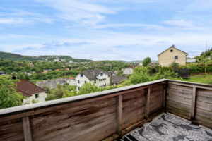 Fra spisestuen er det utgang til en balkong på 5 m² med vidstrakt utsikt over Bergensdalen og tilliggende område.