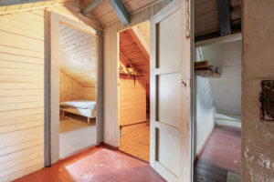 Loft med tilhørende bod til lagring.
