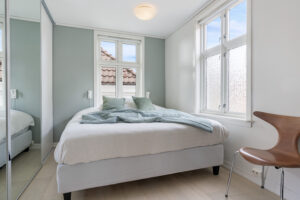 Soverom 1: romslig med plass til garderobe.