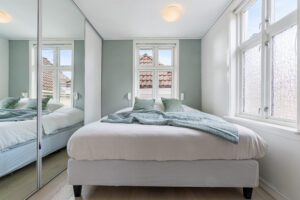Soverom 1: romslig med plass til garderobe.