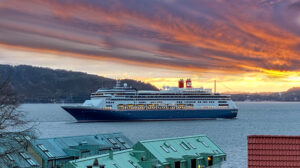 Kveldsbilde fra altanen som gir et vakkert skue når cruiseskipene ankommer havnen i Bergen