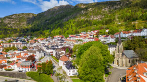 Eiendommen ligger tett på turterrenget i Fjellsiden og kort avstand til sjøen med bryggeanlegg 