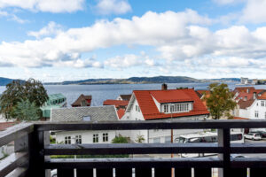 Fra altanen får du en nydelig utsikt over nærområdet og videre mot innseilingen til Bergen