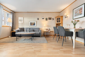 I stuen er det god plass til både sittegruppe og spisebord