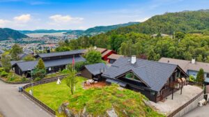 Eiendommen har en flott beliggenhet i et populært og barnevennlig område på Nattlandsfjellet. Selveiende og romslig tomt med gode uteoppholdsarealer for hele familien (areal: 1.070 m²).